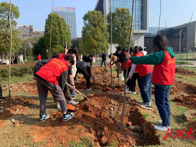 开云在线开户「中国」官方网站师生义务植树共建绿色校园